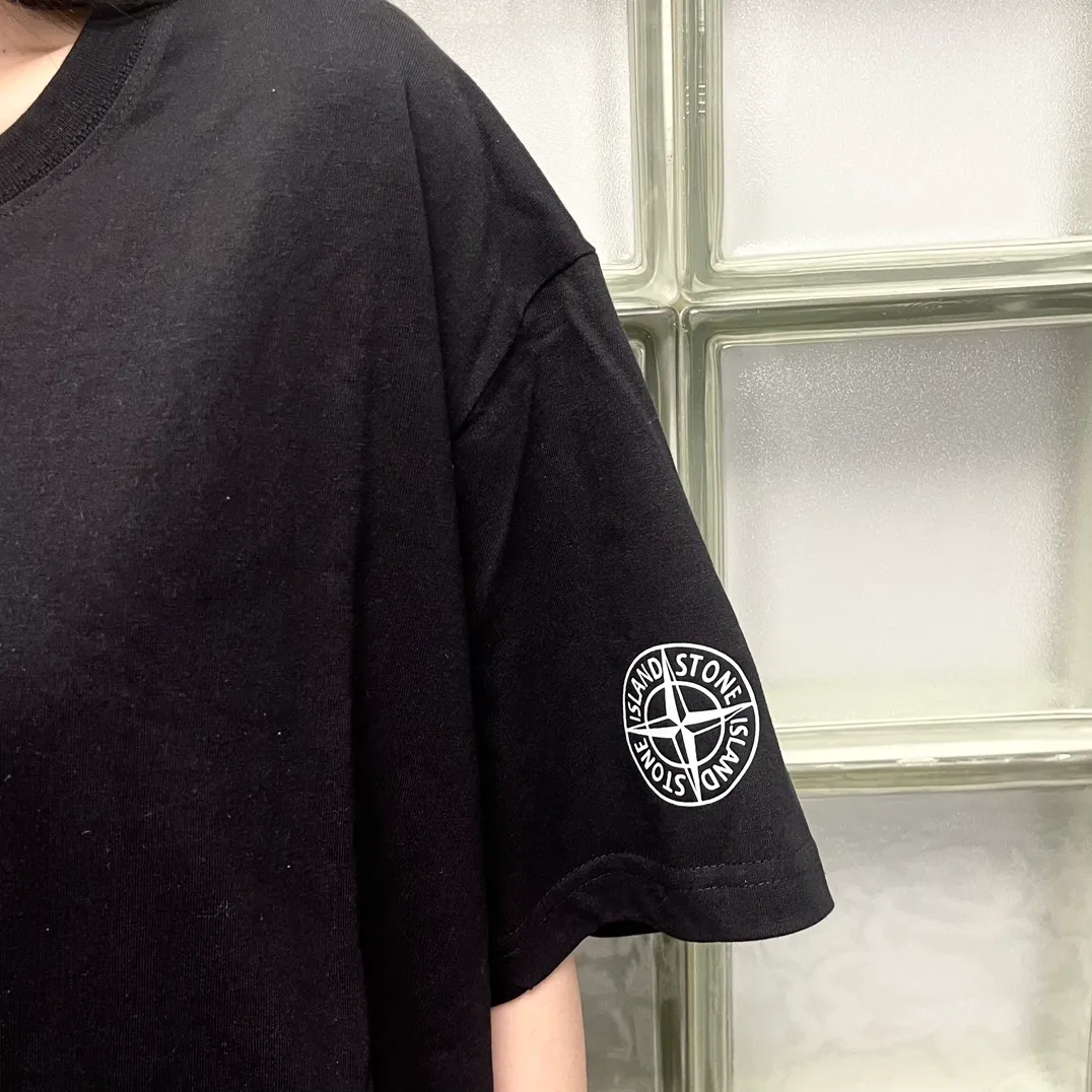 W618#P110💰 [Stone lsland/Stone Island summer new cuff compass printed pattern short-sleeved T-shirt] ⚠️[Original creation, high control of details] Made of 260g combed cotton 32-count double yarn, soft and comfortable to the touch, sweat-absorbent and breathable. -Simple basic and versatile style, original quality, the first choice for couples. -Made in a large factory, four needles and five threads on the shoulder, neatly arranged, high quality workmanship. -Same style for men and women. Very versatile, one piece for everyone, details are clearly visible. Color: Black White Size: M L